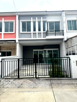 Townhouses for rent Samut Prakarn : Townhome for rent, Vistaville 180 Theparak, located on the main road, near Kanchanaphisek Ring Road and the expressway.