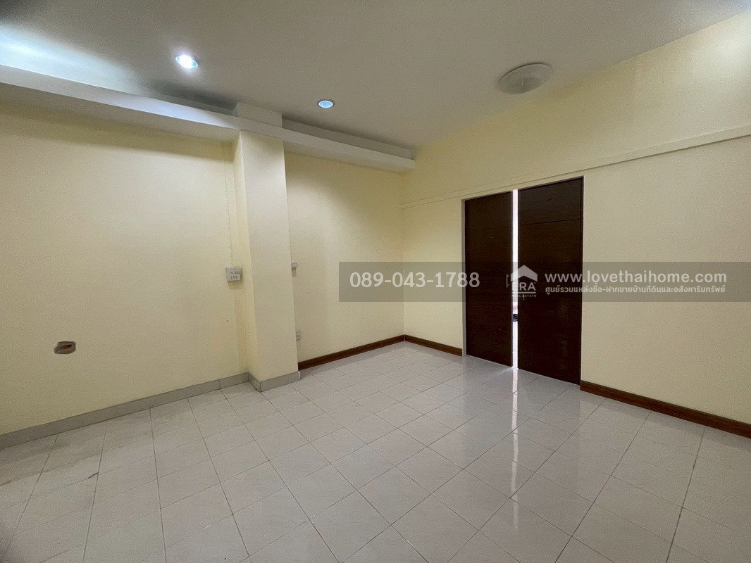 รูป ขายทาวน์เฮ้าส์ 2 ชั้น ซอยลาดพร้าว87 แยก3 พื้นที่ 16 ตารางวา สภาพนางฟ้า  ขายเพียง 2.7 ล้านบาท - รูปที่ 3/11