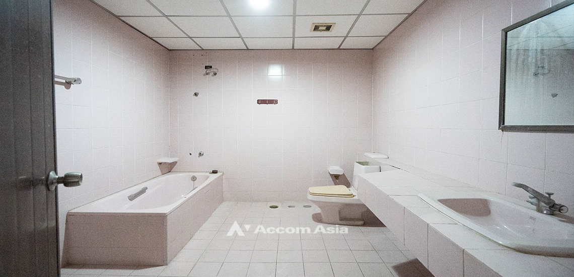 picture 🔼🔽 AccomA 📩 Spacious Balcony with City View  ( 1520765 ) - 12/12
