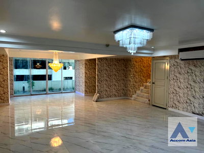 Condos for sale : 🔼🔽 AccomA 📩 Spacious unit with high ceilings and potential in Sukhumvit (AA38718)