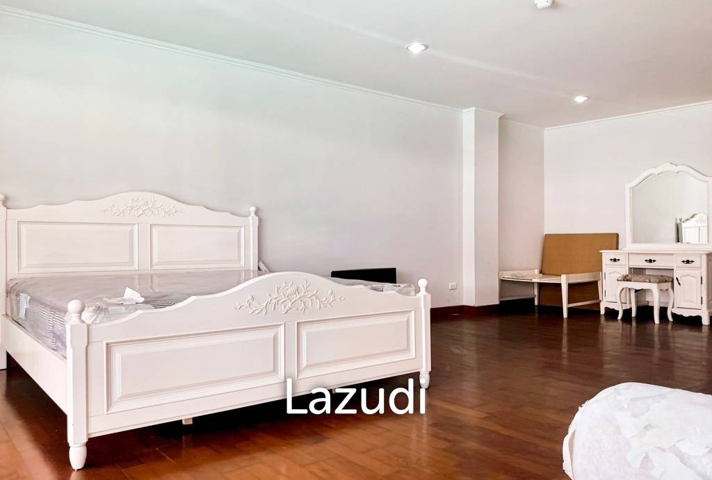 picture The Beach Palace: Beach Front Studio Condo - 3/11