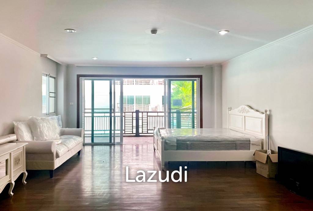 The Beach Palace: Beach Front Studio Condo - image 3