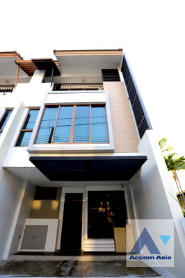 Townhouses for rent BTS Punnawithi : 🔼🔽 AccomA 📩 Fully Furnished 3 BR Townhouse @The Private Sukhumvit-Bangchak (AA35015)