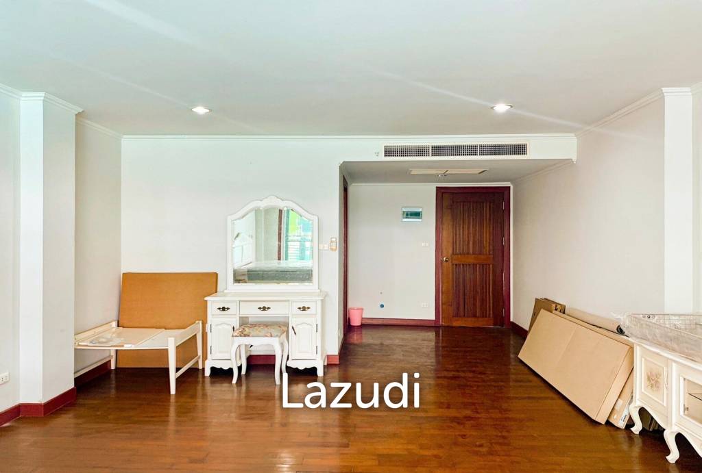 The Beach Palace: Beach Front Studio Condo - image 2
