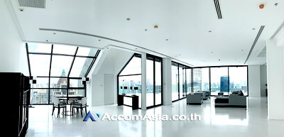 ขายคอนโด : 🔼🔽 AccomA 📩 Penthouse for sale in the heart of Bangkok featuring a bright open layout and expansive balcony