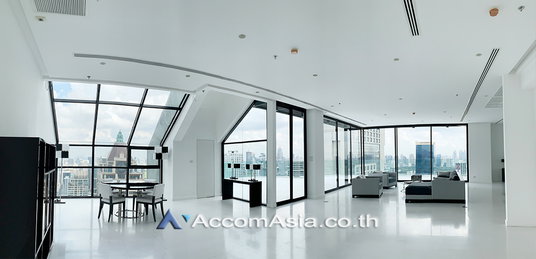 🔼🔽 AccomA 📩 Penthouse for sale in the heart of Bangkok featuring a bright open layout and expansive balcony