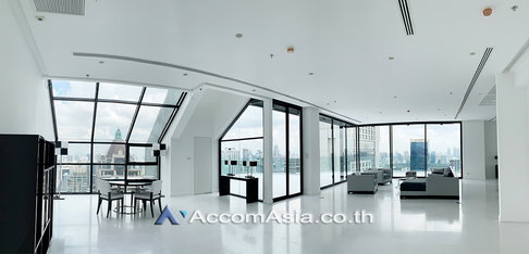 🔼🔽 AccomA 📩 Penthouse for sale in the heart of Bangkok featuring a bright open layout and expansive balcony