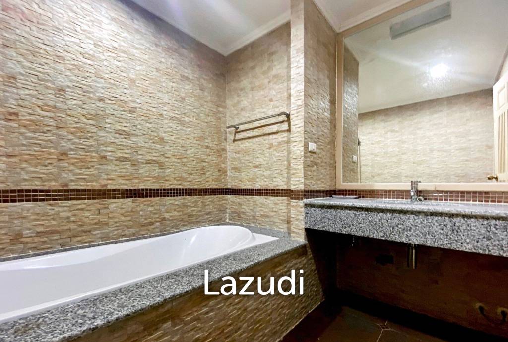 picture The Beach Palace: Beach Front Studio Condo - 7/11