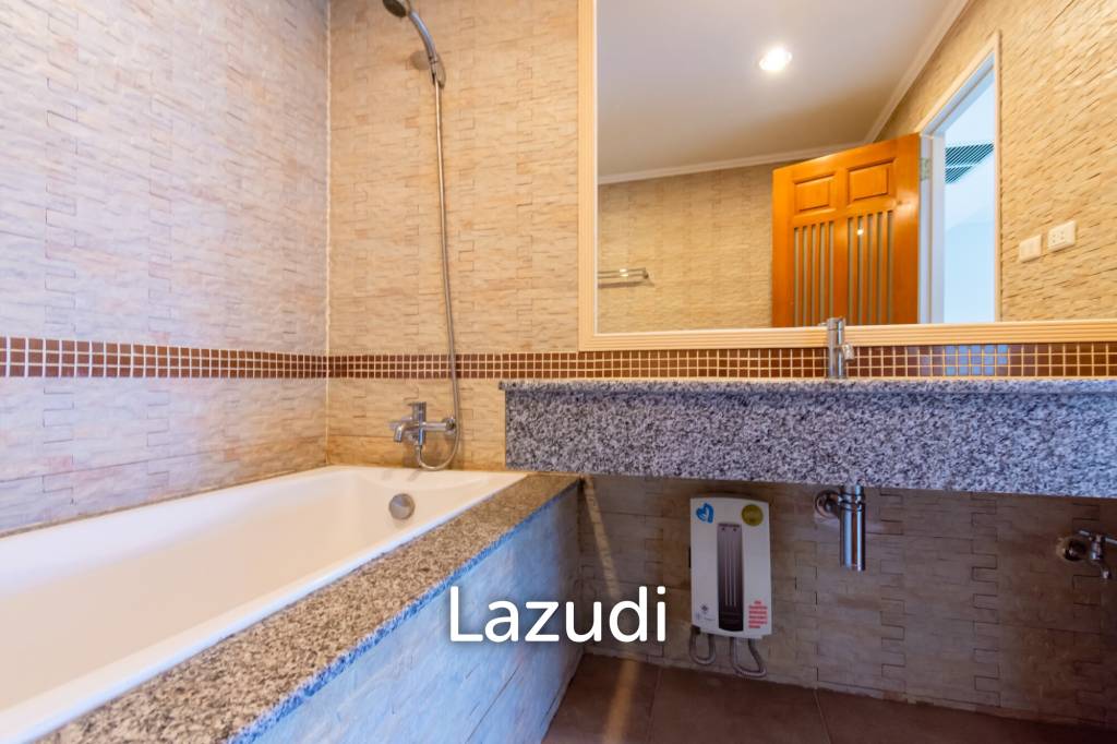 picture THE BEACH PALACE :  3 Bed Beachfront condo - 13/26