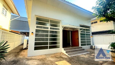 Houses for rent Soi Thonglor (Sukhumvit 55) : 🔼🔽 AccomA 📩  3 BR House in Klong Tan (AA25432)
