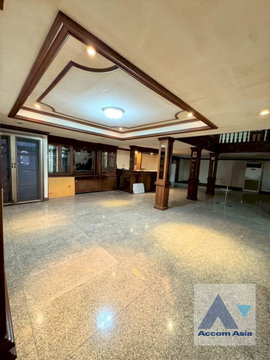 🔼🔽 AccomA 📩 Home Office 8 BR Townhouse in Khlong Tan Nuea (AA45687)