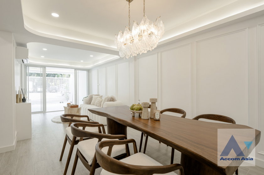รูป 🔼🔽 AccomA 📩 Newly Renovated 3-Storey Townhome for Living & Investment - รูปที่ 8/20