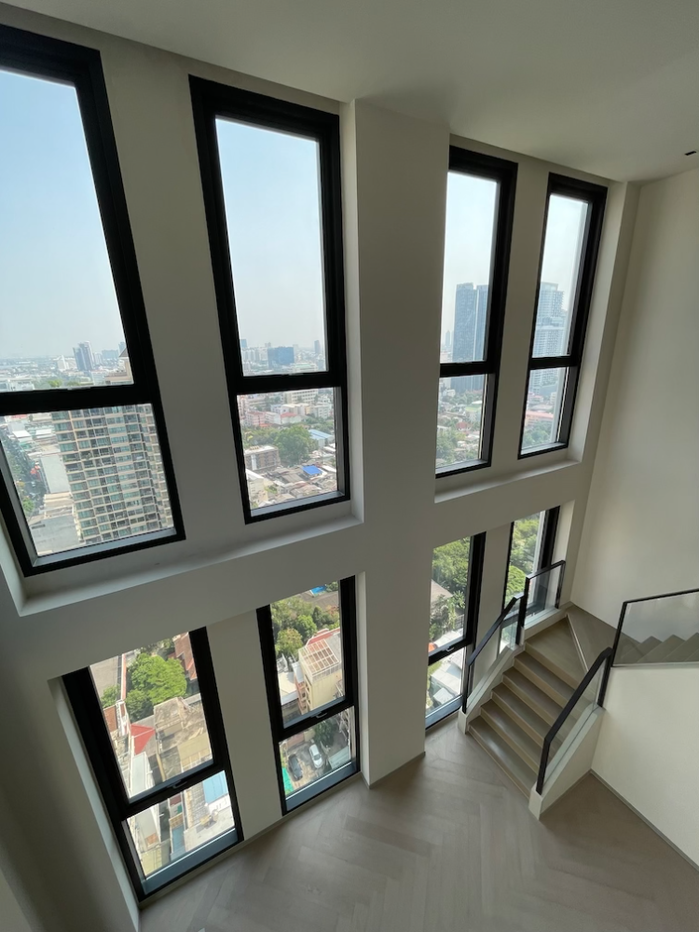 รูป 🔼🔽 AccomA 📩 Modern Duplex Condo with City View ( AA33635 ) - รูปที่ 2/11
