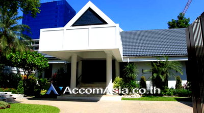 Houses for rent Bangkok : 🔼🔽 AccomA 📩 Tropical-Style Home with Pool and Lush Garden (AA17483)