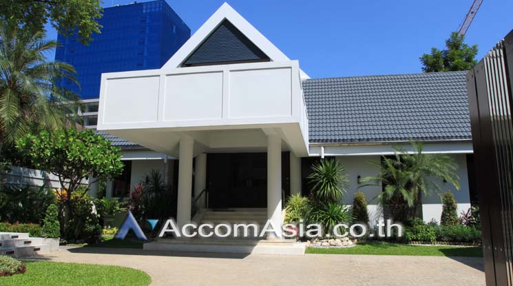 รูป 🔼🔽 AccomA 📩 Tropical-Style Home with Pool and Lush Garden (AA17483) - รูปที่ 1/20