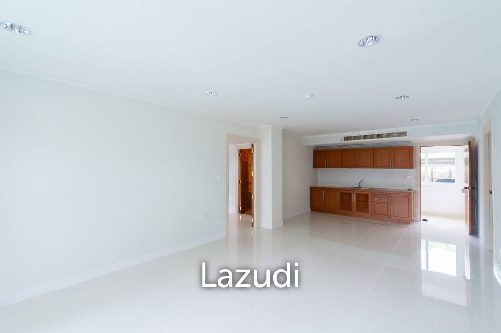THE BEACH PALACE :  3 Bed Beachfront condo - image 4