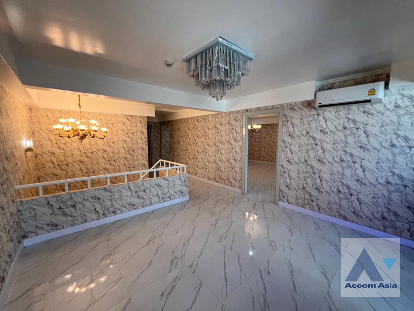 picture 🔼🔽 AccomA 📩 Spacious unit with high ceilings and potential in Sukhumvit (AA38718) - 2/10