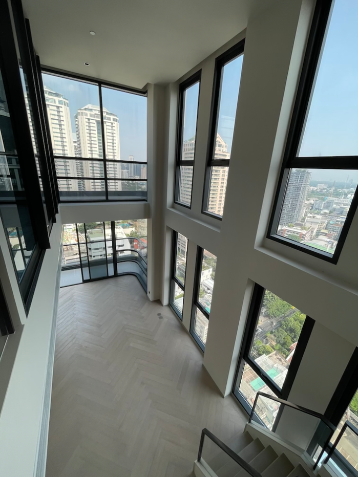 รูป 🔼🔽 AccomA 📩 Modern Duplex Condo with City View ( AA33635 ) - รูปที่ 1/11