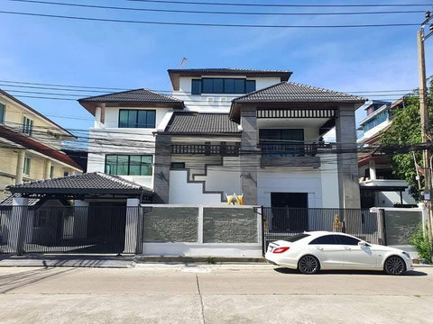 Home office for rent in Town in Town, prime business location near the expressway. Ideal for running a business.
