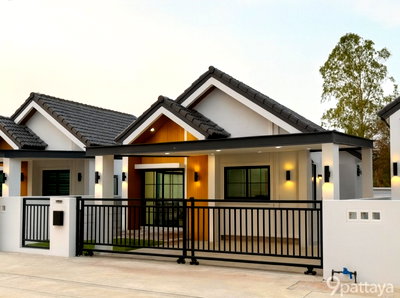 Houses for sale Bang Lamung Chonburi : Brand New Single House Pattaya For Urgent Sale with Free Transfer