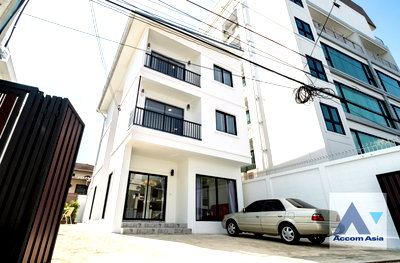 Houses for rent Bangkok : 🔼🔽 AccomA 📩  3 BR House in Phra Khanong Nuea (AA27578)