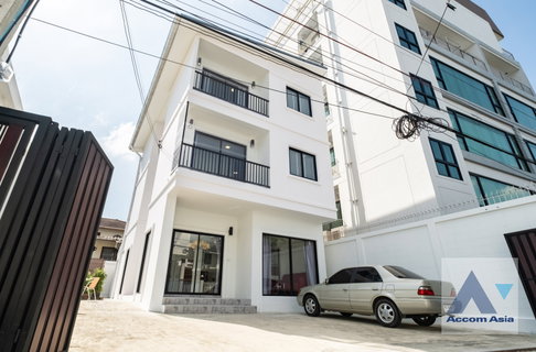 🔼🔽 AccomA 📩  3 BR House in Phra Khanong Nuea (AA27578)