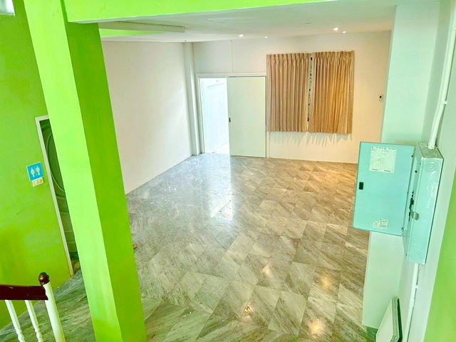 รูป ทองหล่อเอกมัย 900 ม. ใกล้BTS เอกมัย 1.8 กม. ดองกี้มอลล์ 3นาที อาคาร 4 ชั้นฟังก์ชัน 3 นอน 31ตร.ว. 400ตร.ม. - รูปที่ 4/8