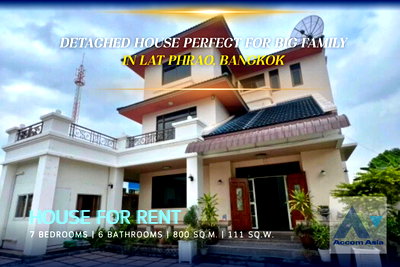 Houses for rent Bangkok : 🔼🔽 AccomA 📩 Elegant residence with wood finishes and spacious garden (AA42743)