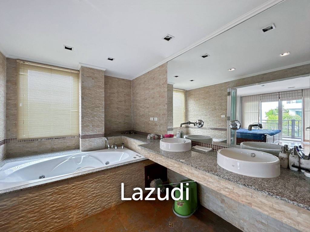 picture The Beach Palace : 2 Bed Condo Beach Front - 19/31