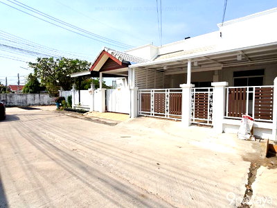Townhouses for sale Bang Lamung Chonburi : For Sale | 1-Storey Townhouse – Ekthara Village (Soi Khao Talo) 2 Bedrooms • 2 Bathrooms • 1 Living room 