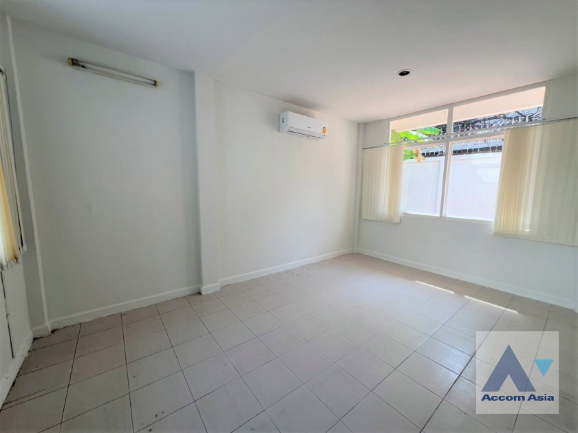 รูป 🔼🔽 AccomA 📩 Thai-Modern Style Home with Spacious Lawn in Ekkamai, Sulhumvit (90523) - รูปที่ 13/20