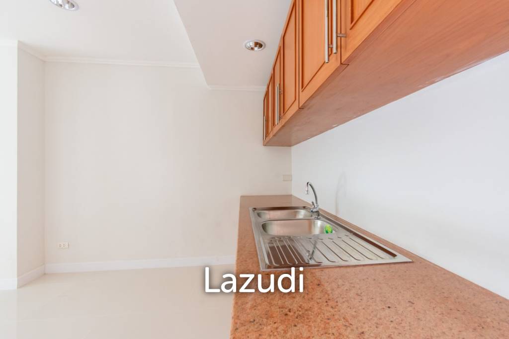 THE BEACH PALACE :  3 Bed Beachfront condo - image 6