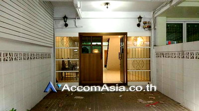 Townhouses for rent Silom and Sathorn Road : 🔼🔽 AccomA 📩  6 BR Townhouse in Chong Nonsi (AA16935)