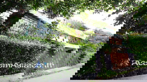 🔼🔽 AccomA 📩  Modern Glass-Fronted Home Surrounded by Greenery (13002308)