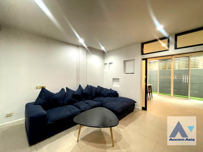 Townhouses for rent Outer Sukhumvit : 🔼🔽 AccomA 📩 Home Office 4 BR Townhouse in Klong Tan (AA33995)