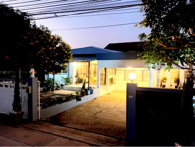 Houses for rent Silpakorn University City Campus : For rent  Single-story house  in a very good location on Chaengwattana Road.
