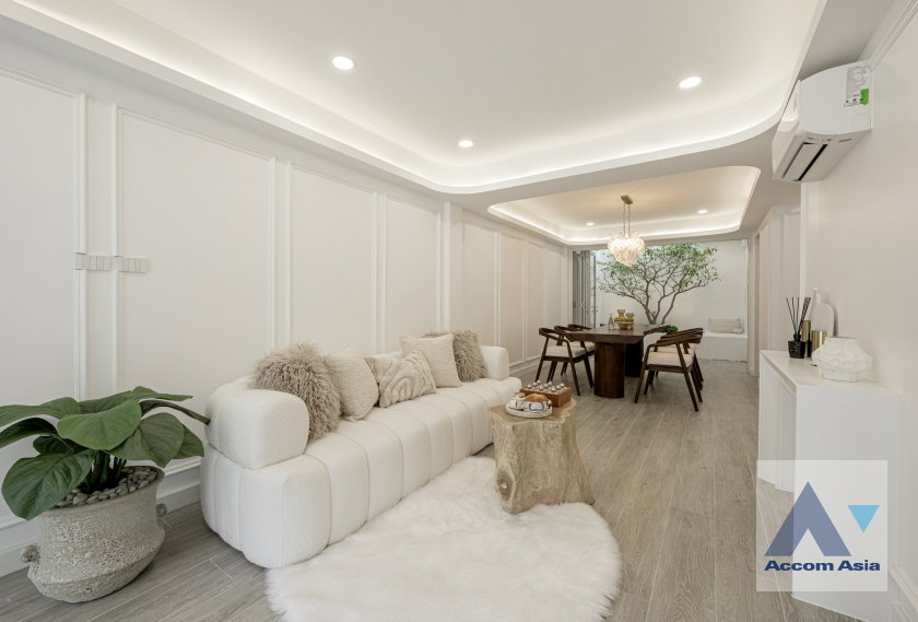 รูป 🔼🔽 AccomA 📩 Newly Renovated 3-Storey Townhome for Living & Investment - รูปที่ 2/20