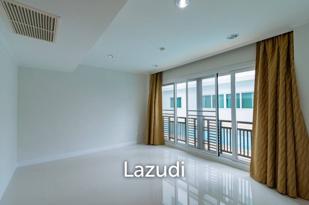 THE BEACH PALACE :  3 Bed Beachfront condo - image 2