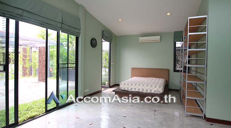 picture 🔼🔽 AccomA 📩 Modern Glass-Fronted Home Surrounded by Greenery (13002308) - 12/13