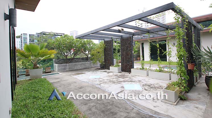 picture 🔼🔽 AccomA 📩 Modern Glass-Fronted Home Surrounded by Greenery (13002308) - 11/13