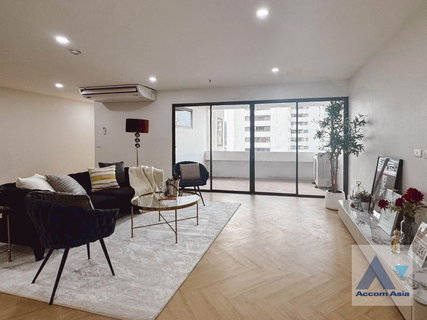🔼🔽 AccomA 📩 Spacious corner unit with modern white finishes and green-tile bathrooms (AA43454)