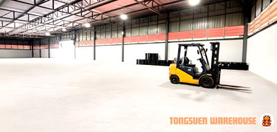 Factory for rent : Warehouse for rent in Nong Chok, offering flexible space division, with forklifts, pallets, and on-site warehouse staff available for service.