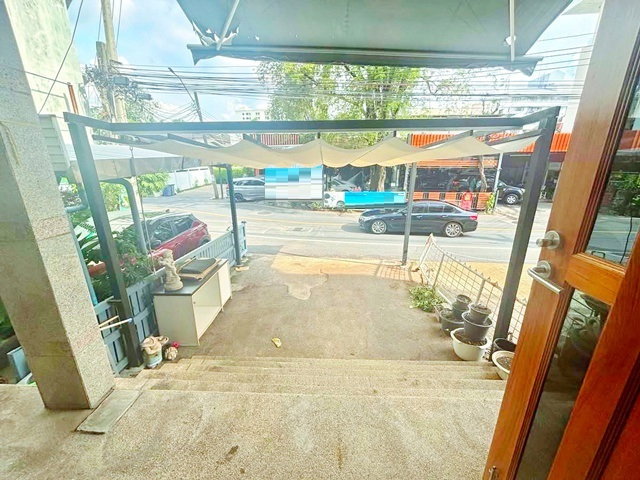 รูป ดองกี้มอลล์ ทองหล่อเอกมัย 900 ม. 3นาที อาคาร 4 ชั้นฟังก์ชัน 3 นอน 31ตร.ว. 400ตร.ม. ใกล้BTS เอกมัย 1.8 กม. - รูปที่ 2/8