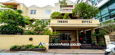 Houses for rent Bangkok : 🔼🔽 AccomA 📩 Pet friendly 4 BR House in Khlong Toei Nuea (AA29516)