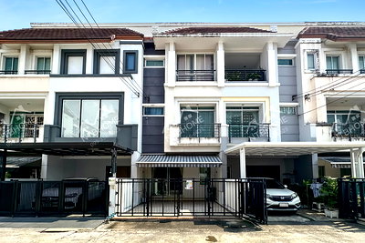 ขายทาวน์โฮม : ทาวน์โฮม 3 ชั้น บ้านกลางเมือง สวิสทาวน์ เกษตรนวมินทร์ ใกล้ทางด่วน รามอินทรา-อาจณรงค์