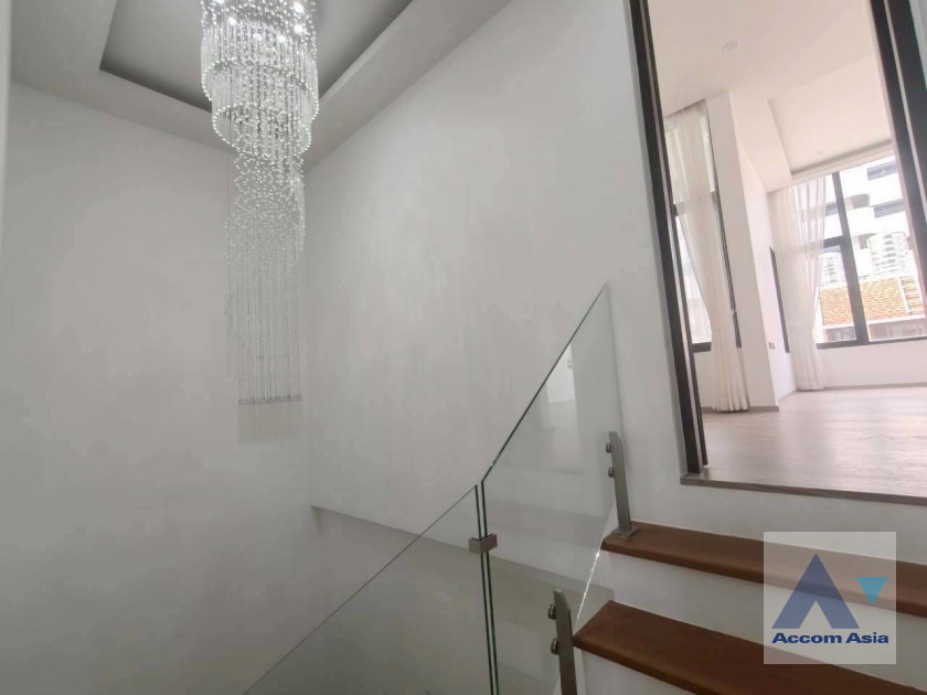 รูป 🔼🔽 AccomA 📩  4 BR Townhouse in Khlong Toei Nuea (AA42261) - รูปที่ 17/20