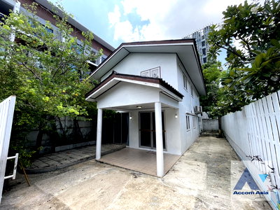 Houses for rent BTS Chong Nonsi : 🔼🔽 AccomA 📩  3 BR House in Thung Maha Mek (AA38058)