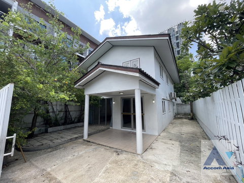 🔼🔽 AccomA 📩  3 BR House in Thung Maha Mek (AA38058)