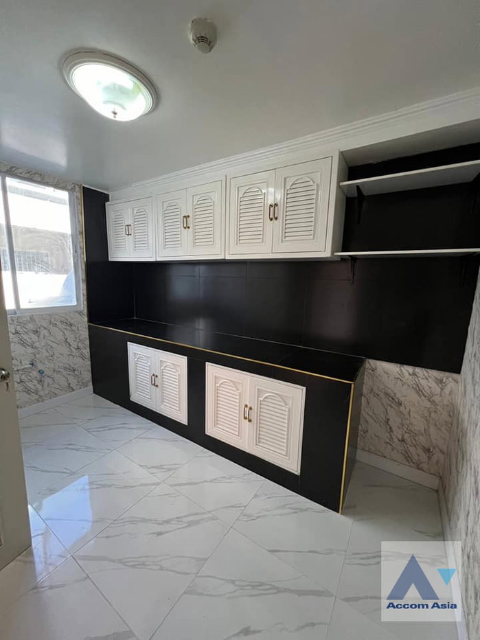 picture 🔼🔽 AccomA 📩 Spacious unit with high ceilings and potential in Sukhumvit (AA38718) - 9/10