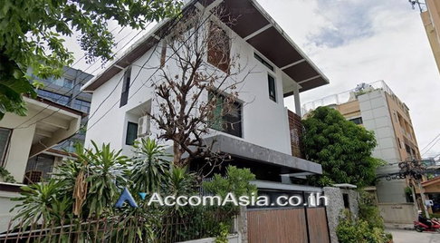🔼🔽 AccomA 📩 Spacious home with classic wooden interior in Sathorn (AA25179)
